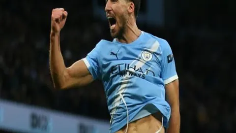 深圳队与上海申花足協杯1／4決賽次回合战成0-0，曾城屡次扑救险球未果